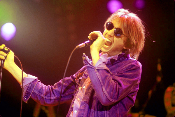 Mark Hollis gets passionate on the mic