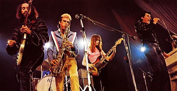 Mid-period Roxy Music groovin' out onstage